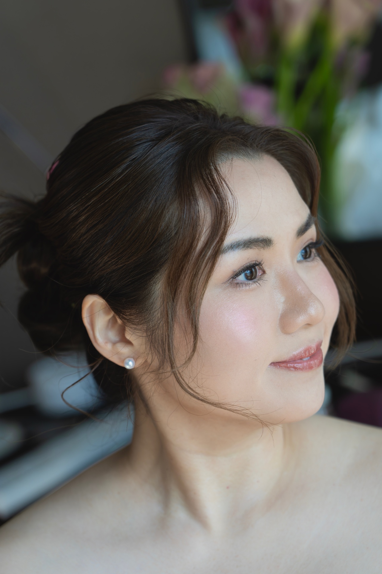 水光感新娘妝配低盤髮