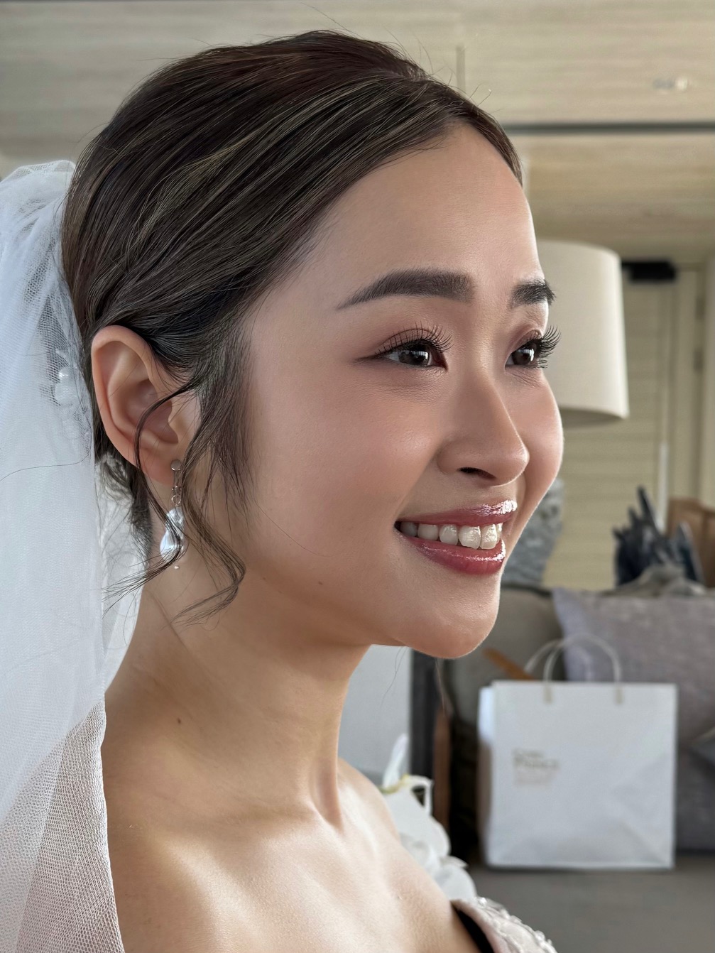 側面新娘妝水潤唇配頭紗