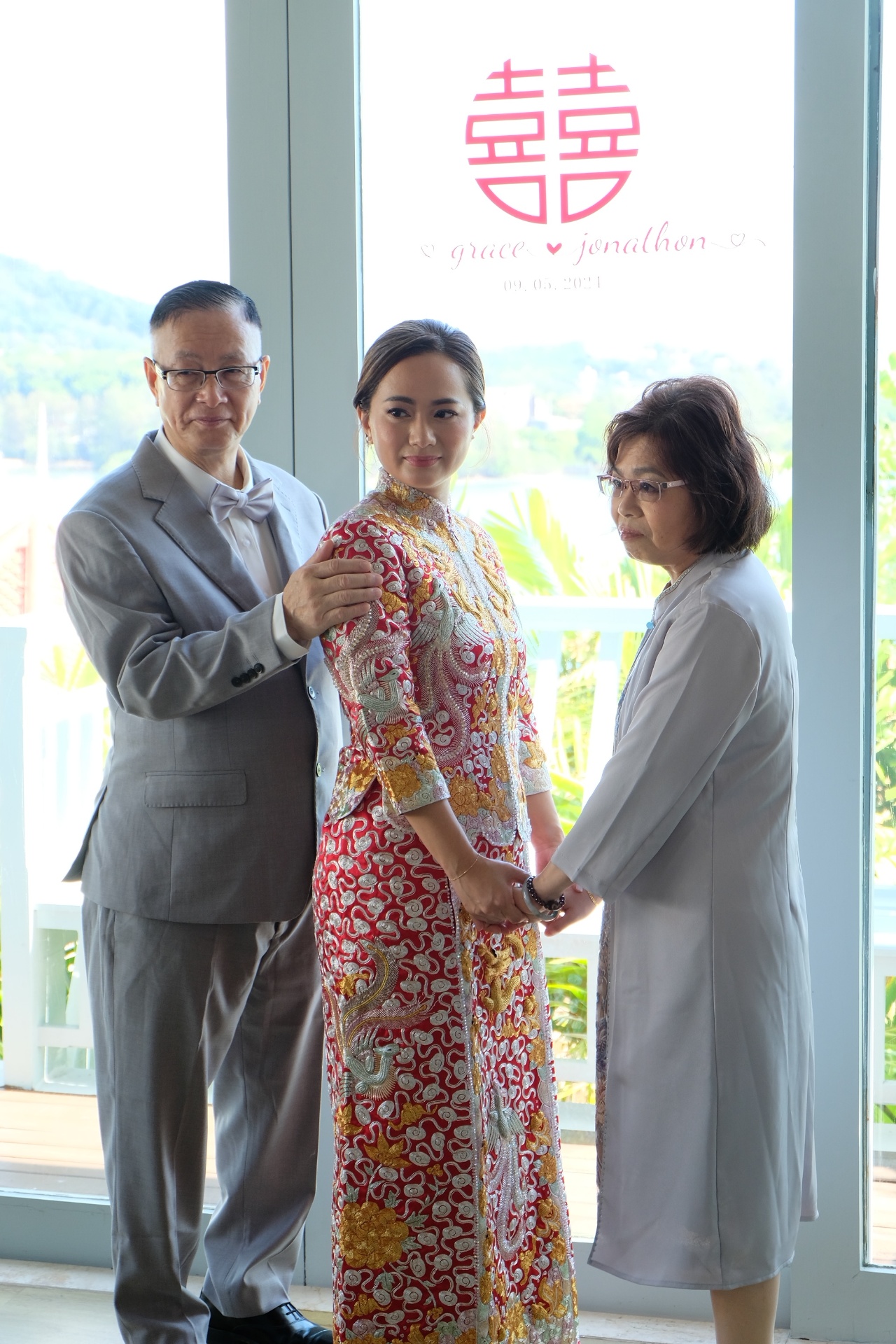 Bride in qun kwa with parents tea ceremony